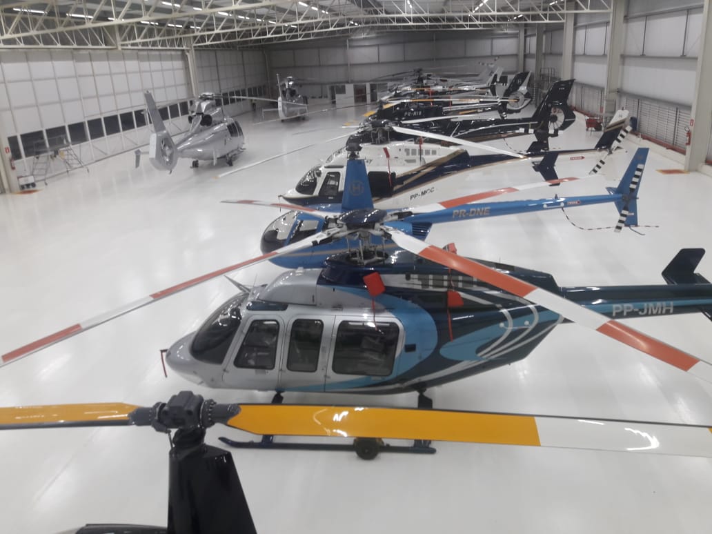 Interior do hangar com helicópteros