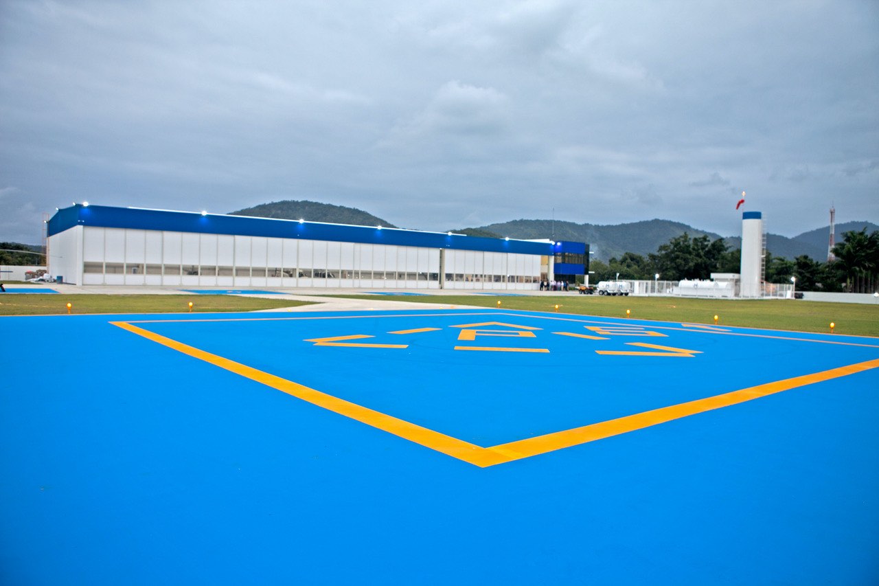 Heliponto com hangar ao fundo
